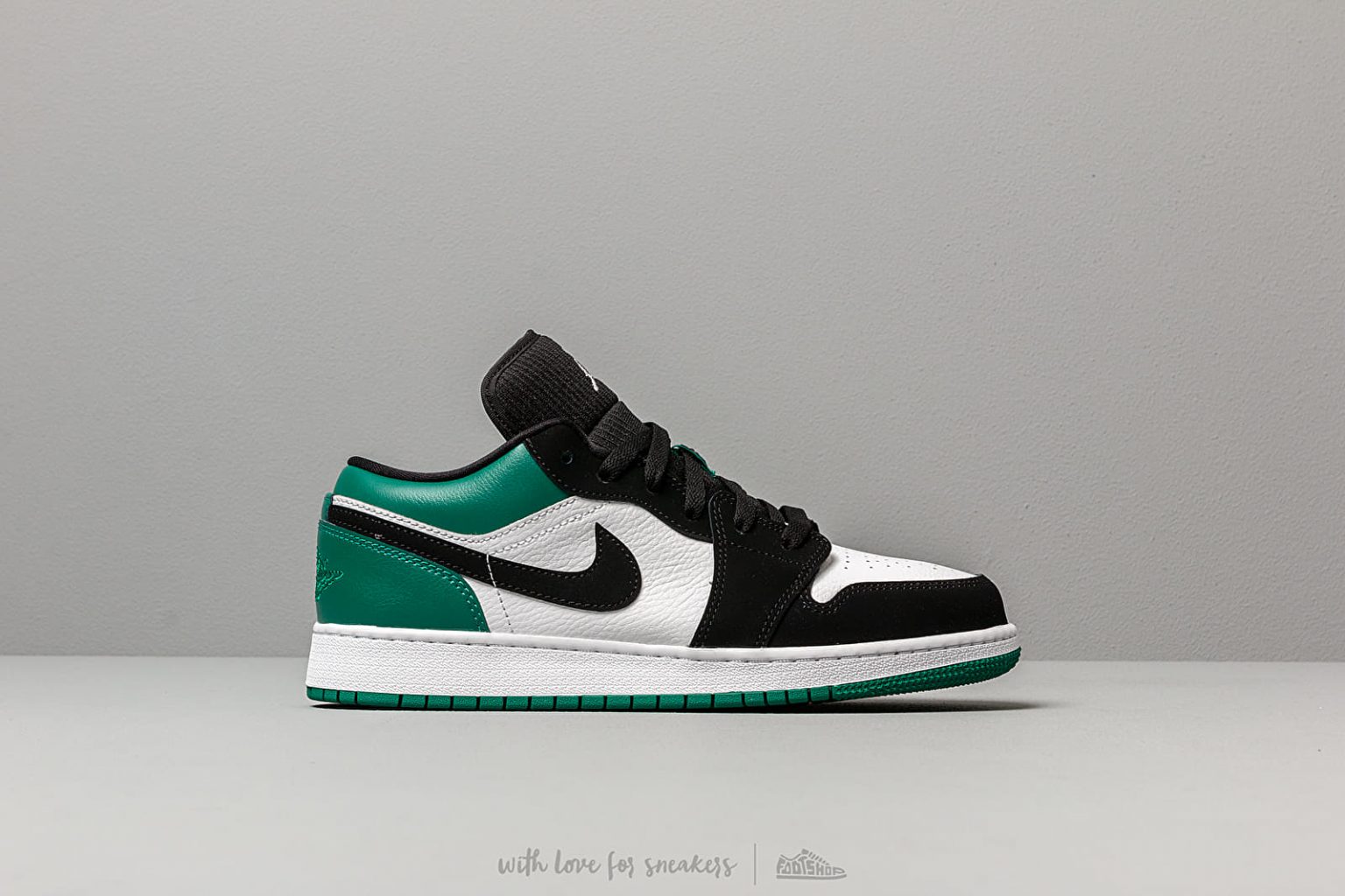 air jordan 1 low gs white black mystic green hyper pink 7a Quality Replicas are the first copy products such as copycats shoes, watches, clothing, bags, and electronics.