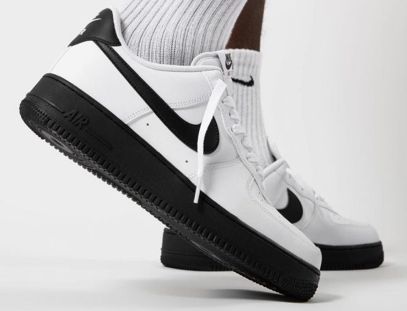 NIKE AIRFORCE WHITE BLACK - Image 2
