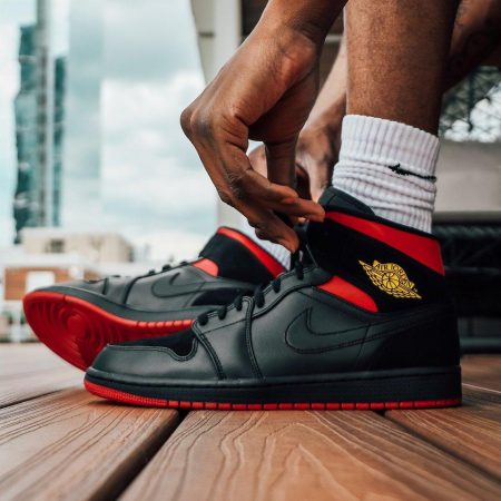 NIKE JORDAN RETRO 1 BLACK ORANGE