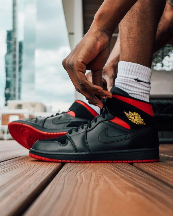 NIKE JORDAN RETRO 1 BLACK ORANGE
