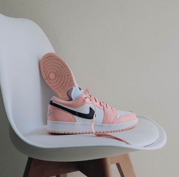 NIKE JORDAN RETRO 1 LOW ARCTIC PINK - Image 2