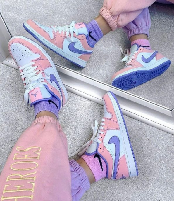 NIKE JORDAN RETRO 1 LOW ARCTIC PUNCH - Image 2