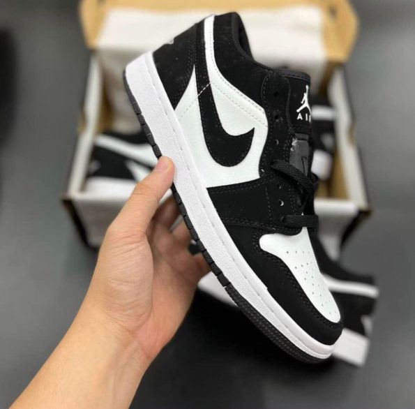 NIKE JORDAN RETRO 1 LOW PANDA - Image 3