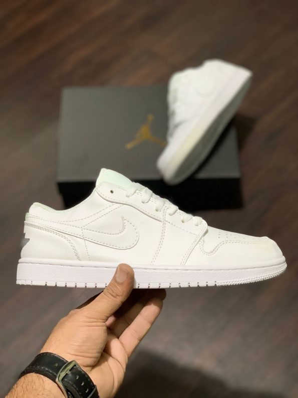 NIKE JORDAN RETRO 1 LOW WHITE - Image 3