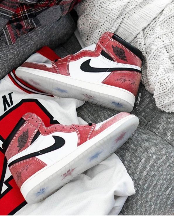 NIKE JORDAN RETRO 1 TROPHY ROOM