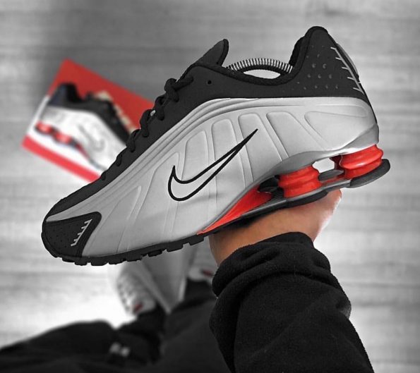 NIKE SHOX R4