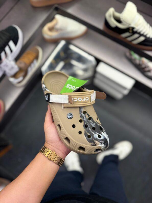 CROCS TIEDIE CLOGS - Image 3