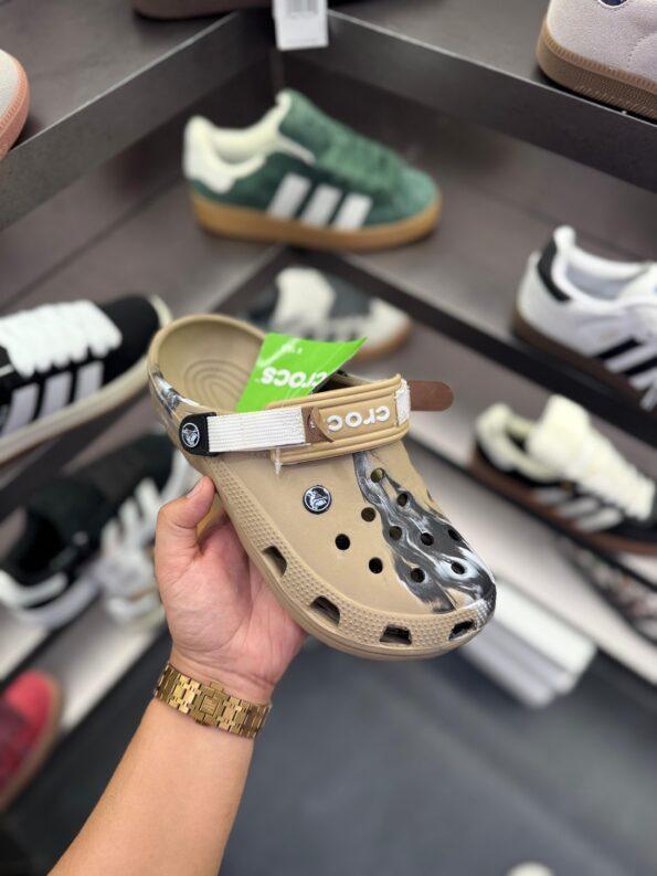 CROCS TIEDIE CLOGS - Image 9
