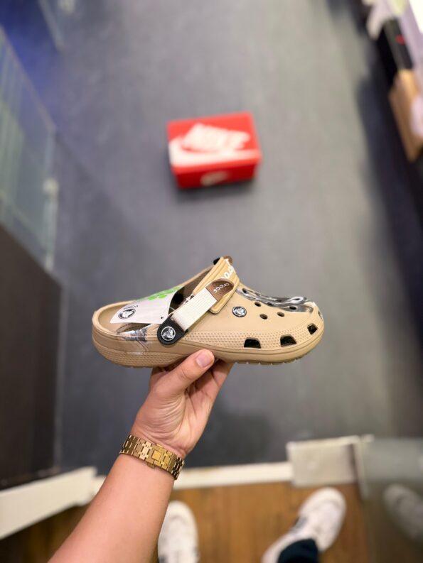 CROCS TIEDIE CLOGS - Image 7