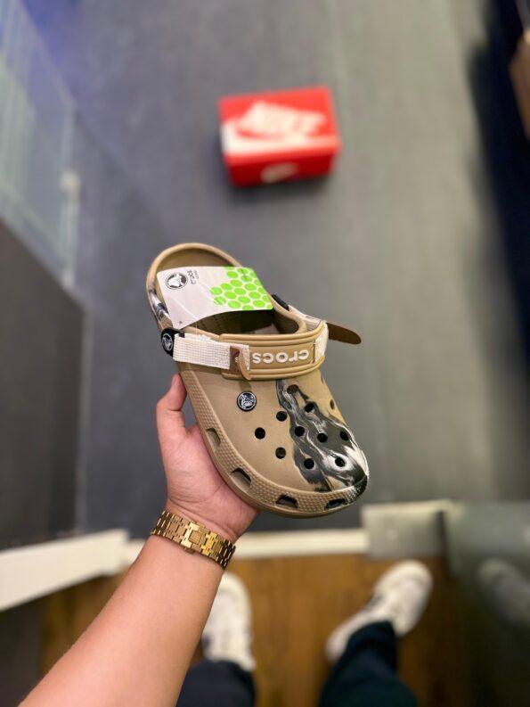 CROCS TIEDIE CLOGS - Image 14