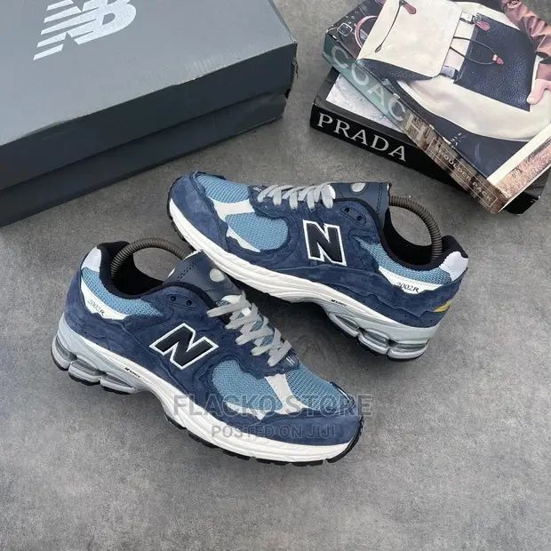 NEW BALANCE 2002R