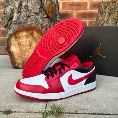 JORDAN RETRO 1 REVERSE BLACK TOE