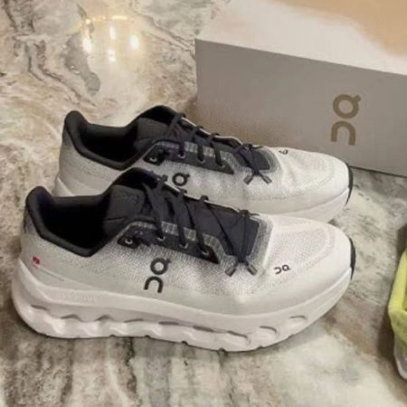 ON RUNNING CLOUDTILT BLACK WHITE