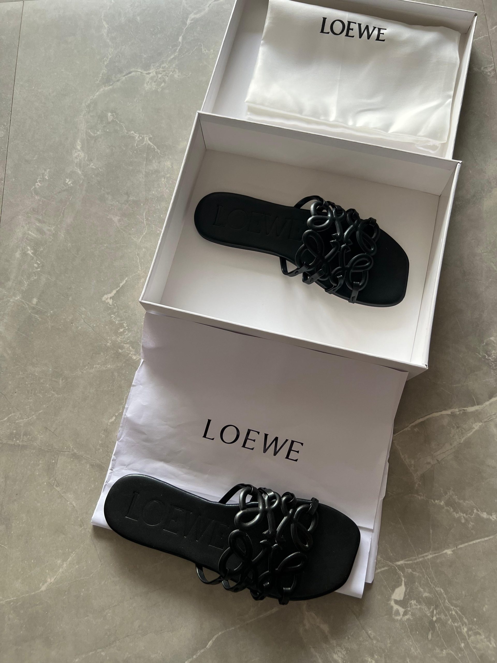 Loewe premium quality with BRAND BOX nd all 7a Quality Replicas are the first copy products such as copycats shoes, watches, clothing, bags, and electronics. Loewe premium quality with BRAND BOX nd all