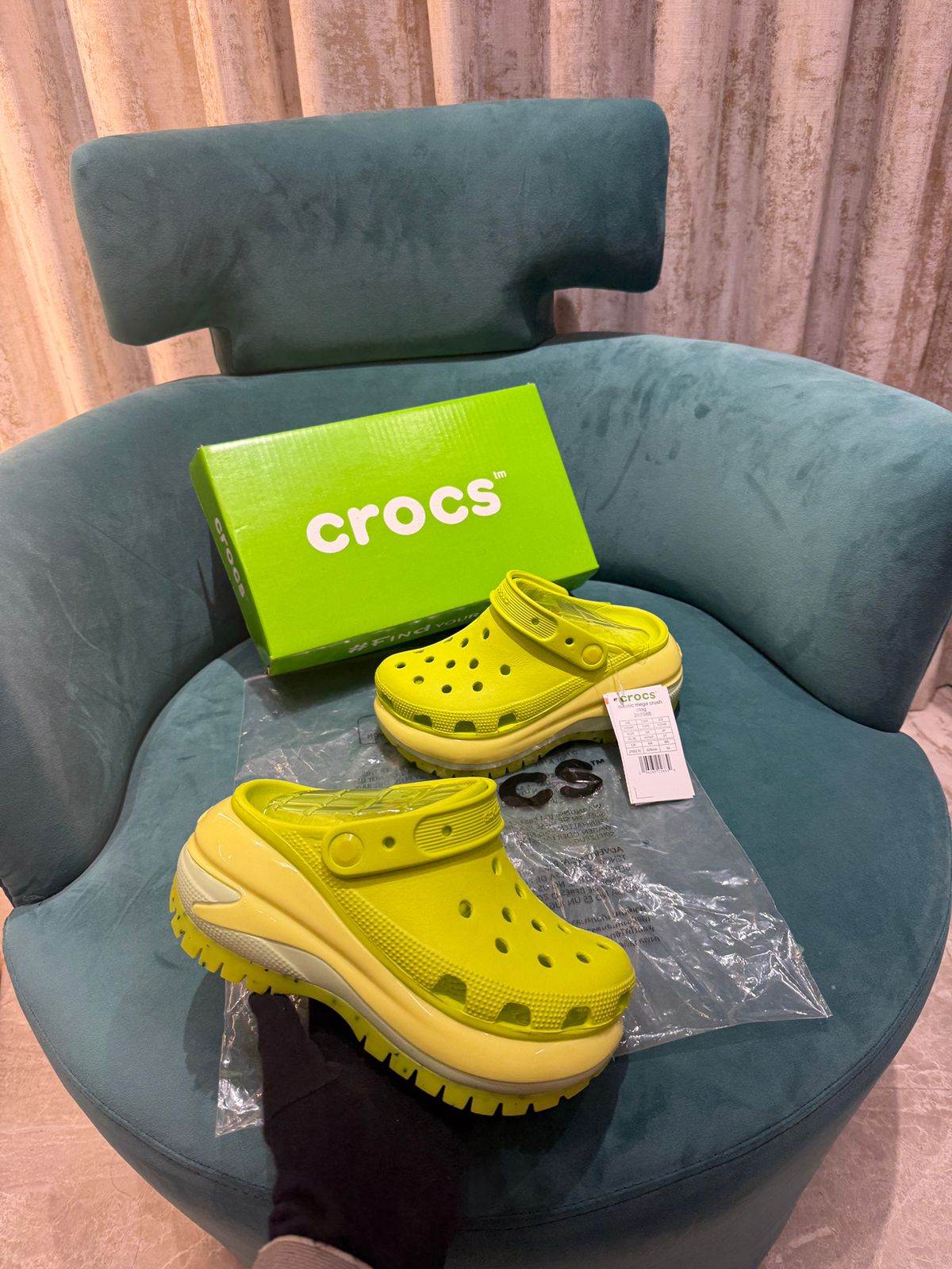 WMNS Crocs Mega Crush Sandal For Her 7a Quality Replicas are the first copy products such as copycats shoes, watches, clothing, bags, and electronics. WMNS Crocs Mega Crush Sandal For Her - Image 3