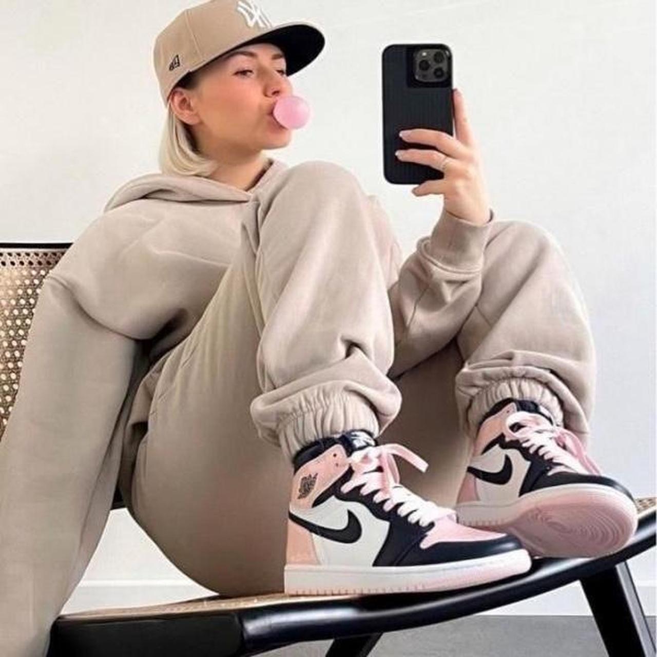 Nike Air Jordan Retro 1 Bubble Gum Women's 7a Quality Replicas are the first copy products such as copycats shoes, watches, clothing, bags, and electronics. Nike Air Jordan Retro 1 Bubble Gum Women's - Image 5