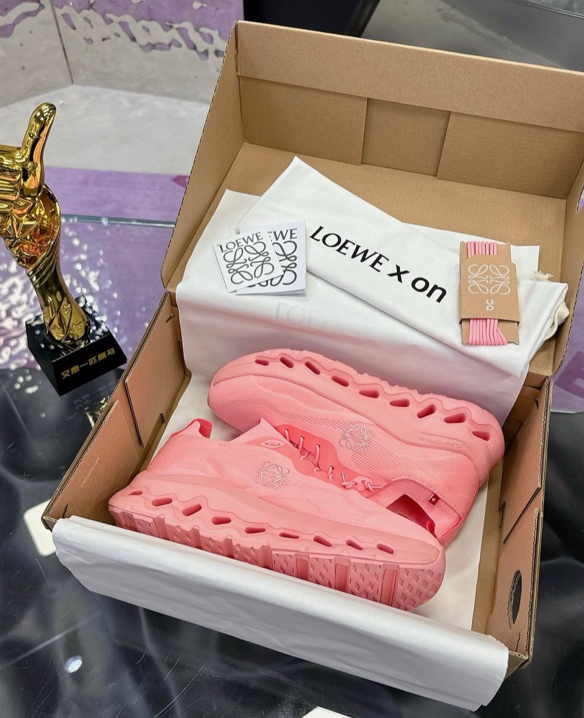 Loewe x On Cloud Pink 7a Quality Replicas are the first copy products such as copycats shoes, watches, clothing, bags, and electronics. Loewe x On Cloud Pink - Image 4