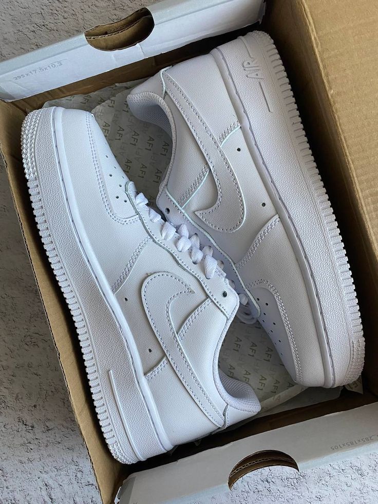 NIKE AIRFORCE 1 LOW TRIPLE WHITE 7a Quality Replicas are the first copy products such as copycats shoes, watches, clothing, bags, and electronics. NIKE AIRFORCE 1 LOW TRIPLE WHITE - Image 3