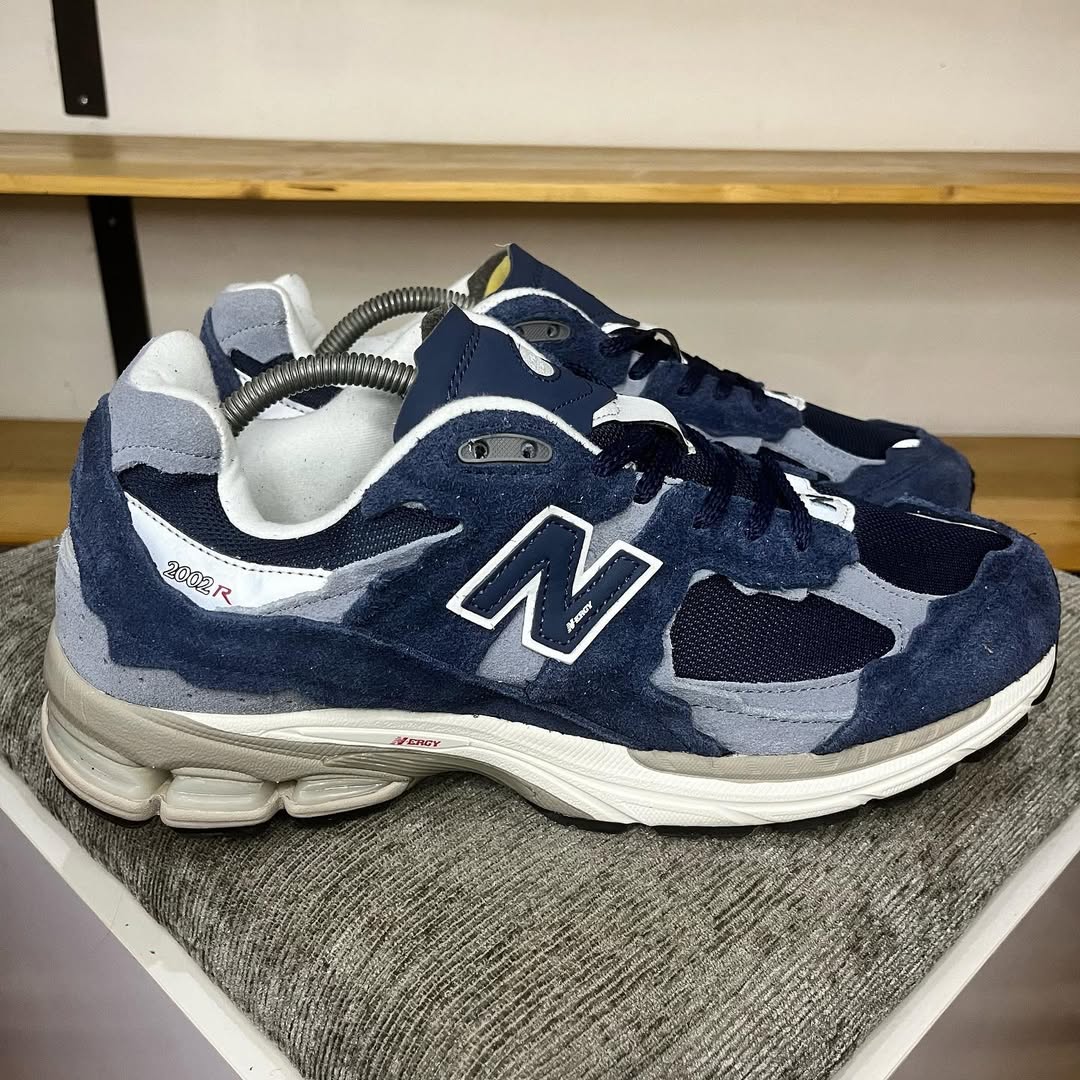 New Balance 2002R "Protection Pack Navy Grey" 7a Quality Replicas are the first copy products such as copycats shoes, watches, clothing, bags, and electronics. New Balance 2002R "Protection Pack Navy Grey" - Image 7