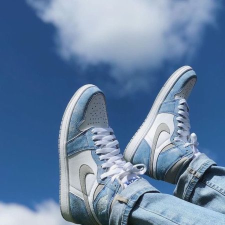 Air Jordan 1 Hyper Royal