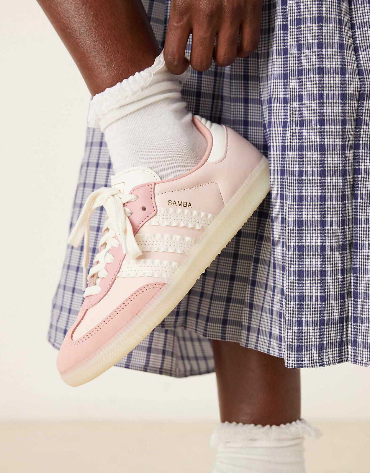 ADIDAS SAMBA RUFFLE STRIPES PACK WONDER WOMEN 7a Quality Replicas are the first copy products such as copycats shoes, watches, clothing, bags, and electronics. ADIDAS SAMBA RUFFLE STRIPES PACK WONDER WOMEN - Image 6