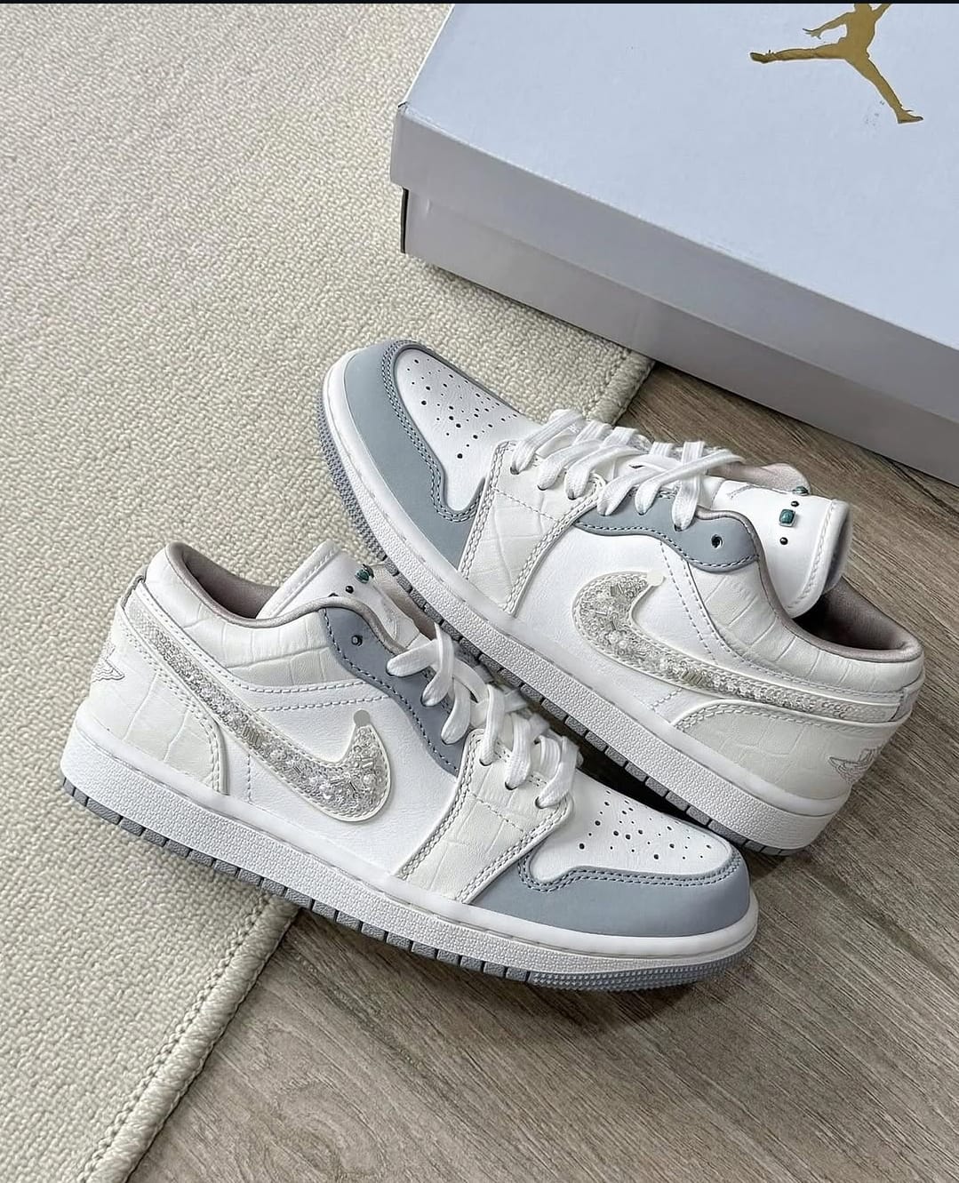 Nike Air Jordan Retro 1 Low "Sail Soft Pearl 7a Quality Replicas are the first copy products such as copycats shoes, watches, clothing, bags, and electronics. Nike Air Jordan Retro 1 Low "Sail Soft Pearl - Image 4