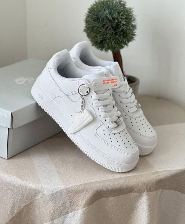 NIKE AIRFORCE 1 LOW TRIPLE WHITE 7a Quality Replicas are the first copy products such as copycats shoes, watches, clothing, bags, and electronics. NIKE AIRFORCE 1 LOW TRIPLE WHITE - Image 4